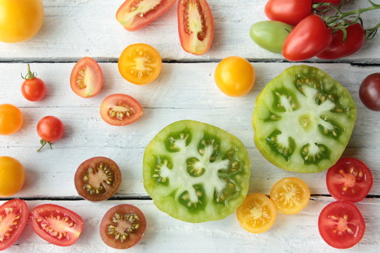 Viele verschiedene Tomaten Tisch Bunt Anschnitt Anschnitte Grün Gelb Rot Schwarz