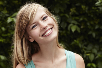 Naklejka premium Blue eyes and beautiful smile on young woman