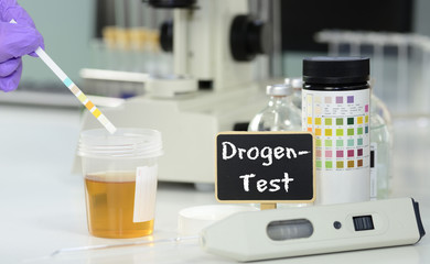 Doping und Drogentest mit Urinprobe im Labor mit Urinteststreife