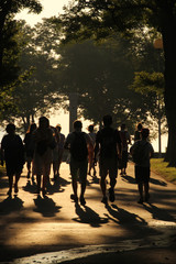 Gente pasesando por el parque en una tarde de verano