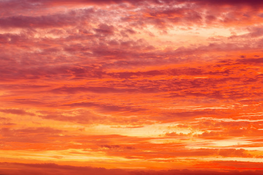 Fototapeta Fiery orange and red sunset sky.
