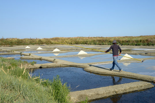 Paludier dans les salines de Gu&eacute;rande