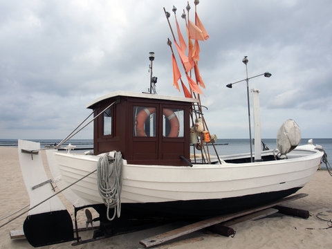 Fischerboot am Ostseestrand, Deutschland