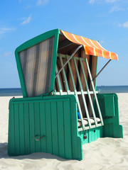 Grüner Strandkorb an der Ostsee