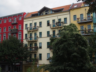 Fototapeta na wymiar Grünes Berlin: Altbaufassaden Prenzlauer Berg