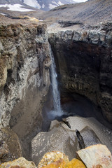 90 Meter hoher Wasserfall in der Vulkanlandschaft Kamtschatkas - Sibirien - Russland