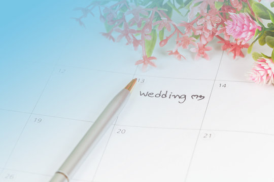 Reminder Wedding day in calendar with pen