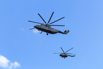 Fototapeta na wymiar Два вертолета ВВС России в воздухе