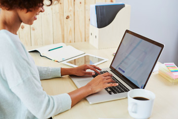Obraz na płótnie Canvas Woman using her laptop on her work desk