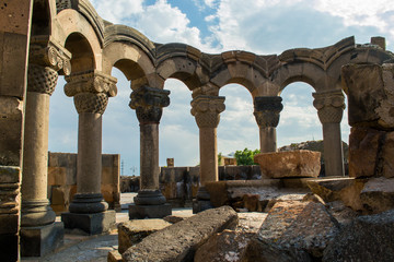 Fototapeta premium Unikalne kamienne ruiny Świątynia Zvartnots, Armenia. Architektura starożytna.