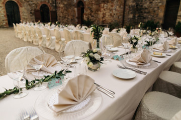 Flexen serviettes lie on white dinner plates