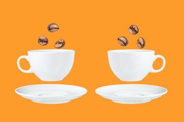 Kaffeetasse und Unterteller mit Kaffeebohnen