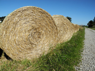 Strohballen am Wegesrand