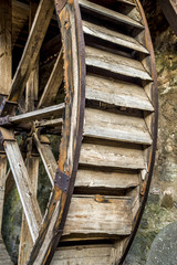 Bretter eines Strauberrades einer historischen Mühle
