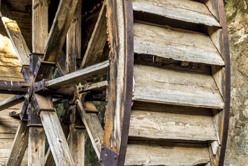 Papier Peint photo autocollant Moulins Schaufeln eines Stelzenrades einer historischen Mühle