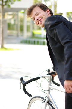 junger Mann im Anzug auf einem Rennrad