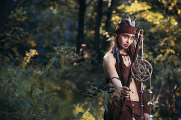 Obraz premium Beautiful shaman posing with dream catcher