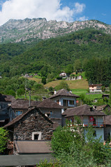 Fototapeta na wymiar Svizzera: vista dell'antico borgo di Lavertezzo con le case in pietra il 29 luglio 2016