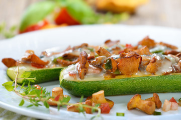 Mit Gorgonzola überbackene Zucchinischiffchen mit frischen Pfifferlingen und saftigem, geschnittenen Gemüse - Zucchini halves stuffed with fresh chanterelles and topped with grated gorgonzola cheese 