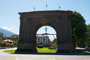 Aosta, Valle d'Aosta, Italia: vista dell'Arco di Augusto il 29 luglio 2016. L'Arco di Augusto fu...