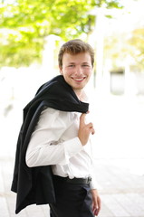 junger Mann im Anzug