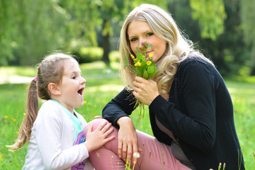 Obraz premium Tochter schenkt Mutti frische Blumen von der Wiese