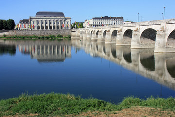 Le grand théâtre et le pont Cessart sur la Loire à Saumur, France