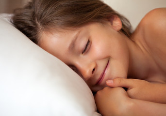Fototapeta premium Adorable little girl smiling in dreem