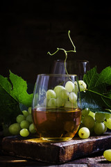 Obrazy na Szkle  Wino i winogrona, staromodna martwa natura, selektywne skupienie