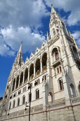 Fototapeta premium Tours et arcs-boutants du Parlement national Hongrois à Budapest