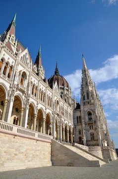 Escalier d'apparat et parvis face au Danube, Parlement national &agrave; Budapest