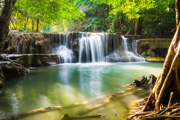 Obraz premium Waterfall clear scenic natural at huai mae khamin national park, kabchanaburi, thailand
