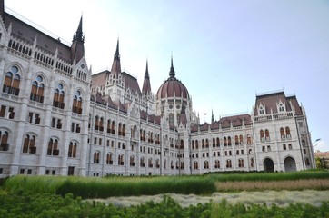 Fototapeta na wymiar Jardins du parlement, depuis la place Kossuth Budapest