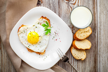 Fried eggs with bread and milk
