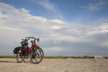 Fahrräder am Sandstrand, Norddeich, Niedersachsen, Deutschland, Europa