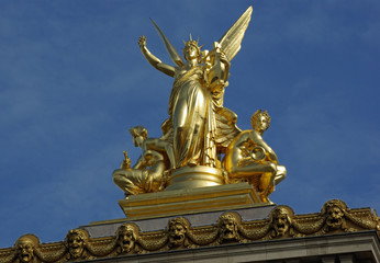 Fototapeta na wymiar Statues et frise de masques à l'opéra Garnier à Paris, France