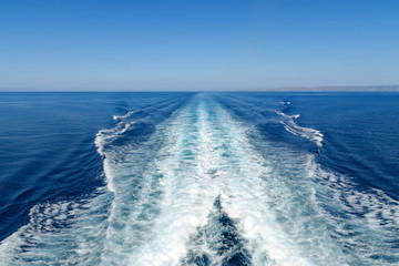 Naklejka premium Pieniący się szlak wodny za promem na Morzu Egejskim, Grecja, Europa.