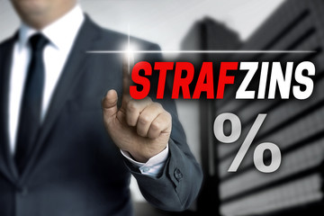 strafzins touchscreen wird von geschäftsmann bedient