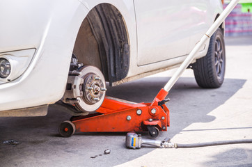 Car jack to lifting the car for replace wheel and repair at gara