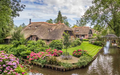 Farms with thatched roofs in Giethoorn © venemama