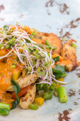 Chicken bombay with leek, green pepper, bean sprouts and alfalfa
