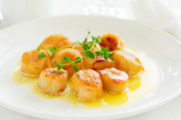 Scallops fried in cream sauce with herbs.