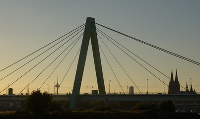 Severinsbrücke im Gegenlicht