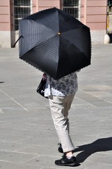Touristin mit Sonnenschirm