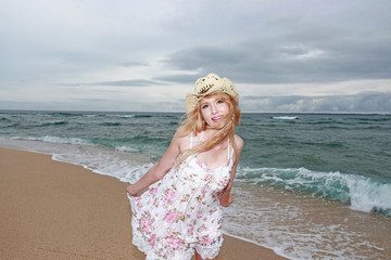 Fototapeta na wymiar 海辺で遊ぶ笑顔の女性