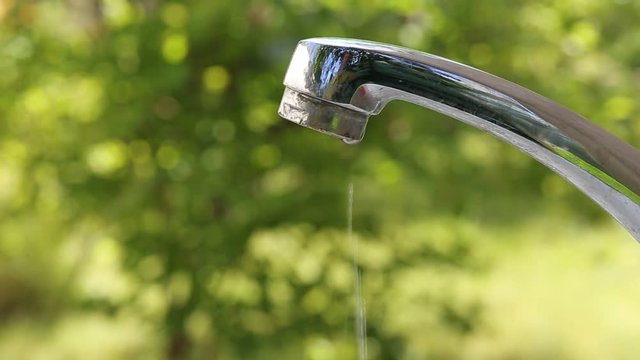 Вода капает из крана
