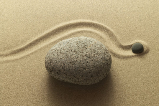 Zen Umweg als Bild aus Sand und Kieselsteinen - Zen detour as an image of sand and pebbles