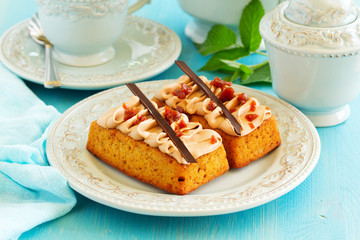 Banana-caramel cupcakes with cream 