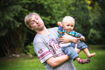 Baby strampelt