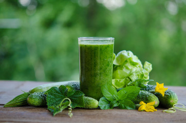Green smoothie with cucumber, mint, cabbage and zucchini as heal